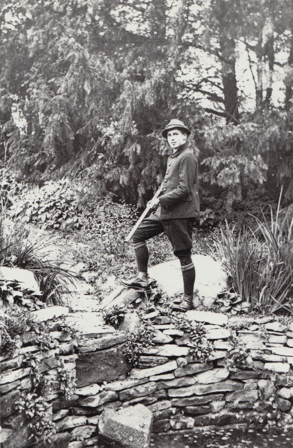 Hrabě Eduard Larisch-Mönnich pózující na skalce (Zdroj: E. Schweserová, P. Bindač: SOLCA Tajemství zámeckého parku = KLIK NA FOTOGRAFII. Foto ze soukromé sbírky Rudolfa Hrubého)