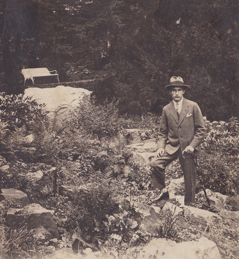 Elektroúdržbář Leo Kula u skalky v zámeckém parku Solca (Zdroj: E. Schweserová, P. Bindač: SOLCA Tajemství zámeckého parku = KLIK NA FOTOGRAFII. Foto z rodinné sbírky Eduarda Kuly)