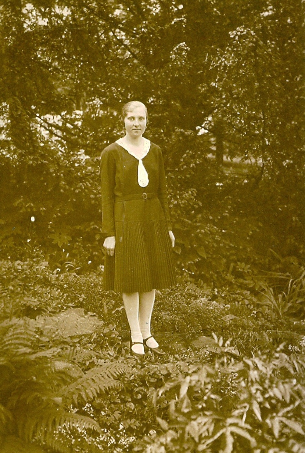 Pomocná zahradnice Anna Dworok (Zdroj: E. Schweserová, P. Bindač: SOLCA Tajemství zámeckého parku = KLIK NA FOTOGRAFII. Foto z rodinné sbírky Vladislava O.)