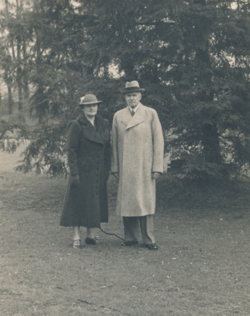 Hraběnka Olivie a hrabě Jan Larisch-Mönnich u tisu rostoucího v blízkosti zámecké kaple v Solci (Zdroj: E. Schweserová, P. Bindač: SOLCA Tajemství zámeckého parku = KLIK NA FOTOGRAFII. Foto ze soukrome sbirky Wiesłava Szklorze)