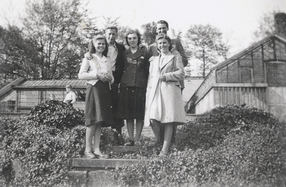 Zámecké zahradnictví a jeho zaměstnanci (Zdroj: E. Schweserová, P. Bindač: SOLCA Tajemství zámeckého parku = KLIK NA FOTOGRAFII. Foto ze soukromé sbírky Vladislava O.)
