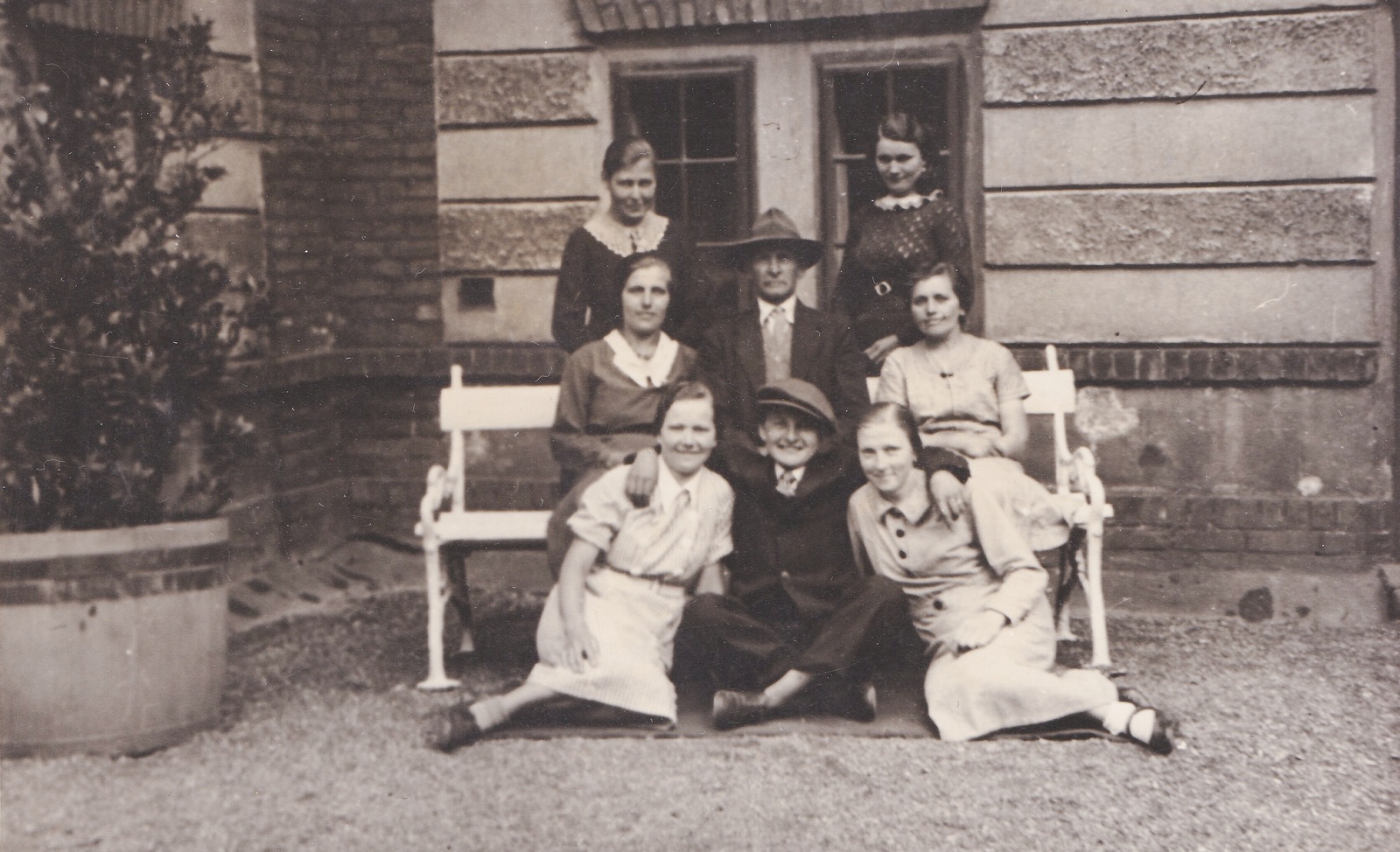 Zaměstnanci zahradnictví v roce 1935. Uprostřed fotografie (sedící muž v klobouku) je nadřízený všech zaměstnanců zahradnictvi Leo Chlebowczyk. Po jeho levé straně sedí pomocnice Walerie Kaperowa, po pravé straně pomocnice Liberdowa. Na zemi po levé straně sedí Walerie Maczkowa a žena sedící vpravo je Anna Dworokowa. Žena stojící vlevo je pomocnice Nelka Paszowa (Zdroj: E. Schweserová, P. Bindač: SOLCA Tajemství zámeckého parku = KLIK NA FOTOGRAFII. Foto ze soukromé sbírky Vladislava O.)