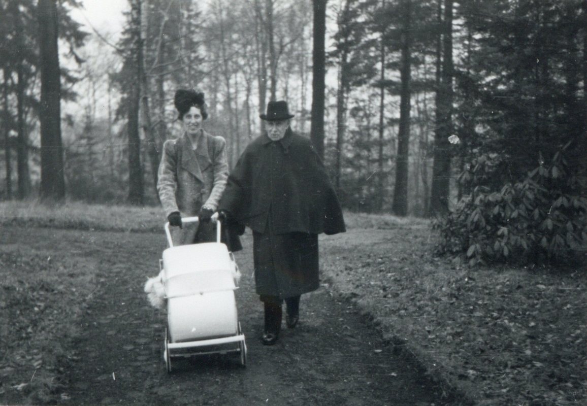 Hrabě JUDr. Jan Larisch-Mönnich na cestě k zámecké kapli v Solci (křest dítěte Mary Larisch-Mönnich v roce 1942). 