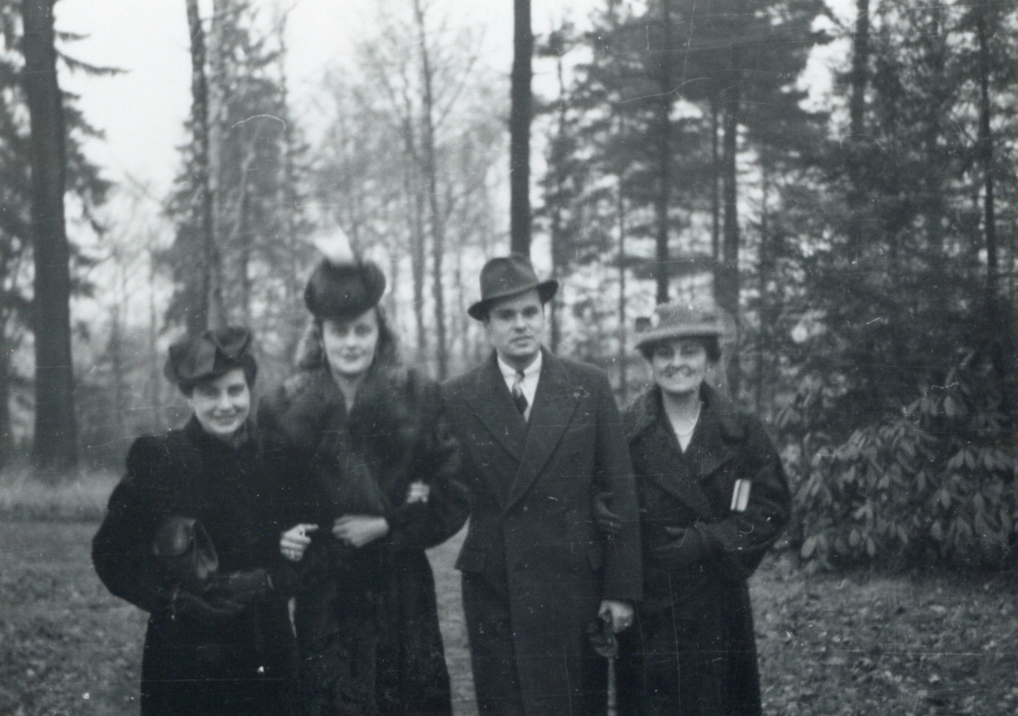 Jan Larisch-Mönnich se svou matkou, hraběnkou Olivií Lukrécií Fitz-Patrick, na cestě k zámecké kapli (křest dítěte Mary Larisch-Mönnich v roce 1942).
