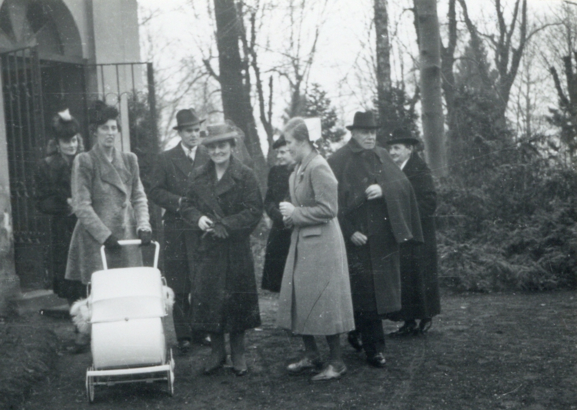 Záběr ze slavnostního křtu dítěte Mary Larisch-Mönnich v zámecké kapli v Solci (1942).