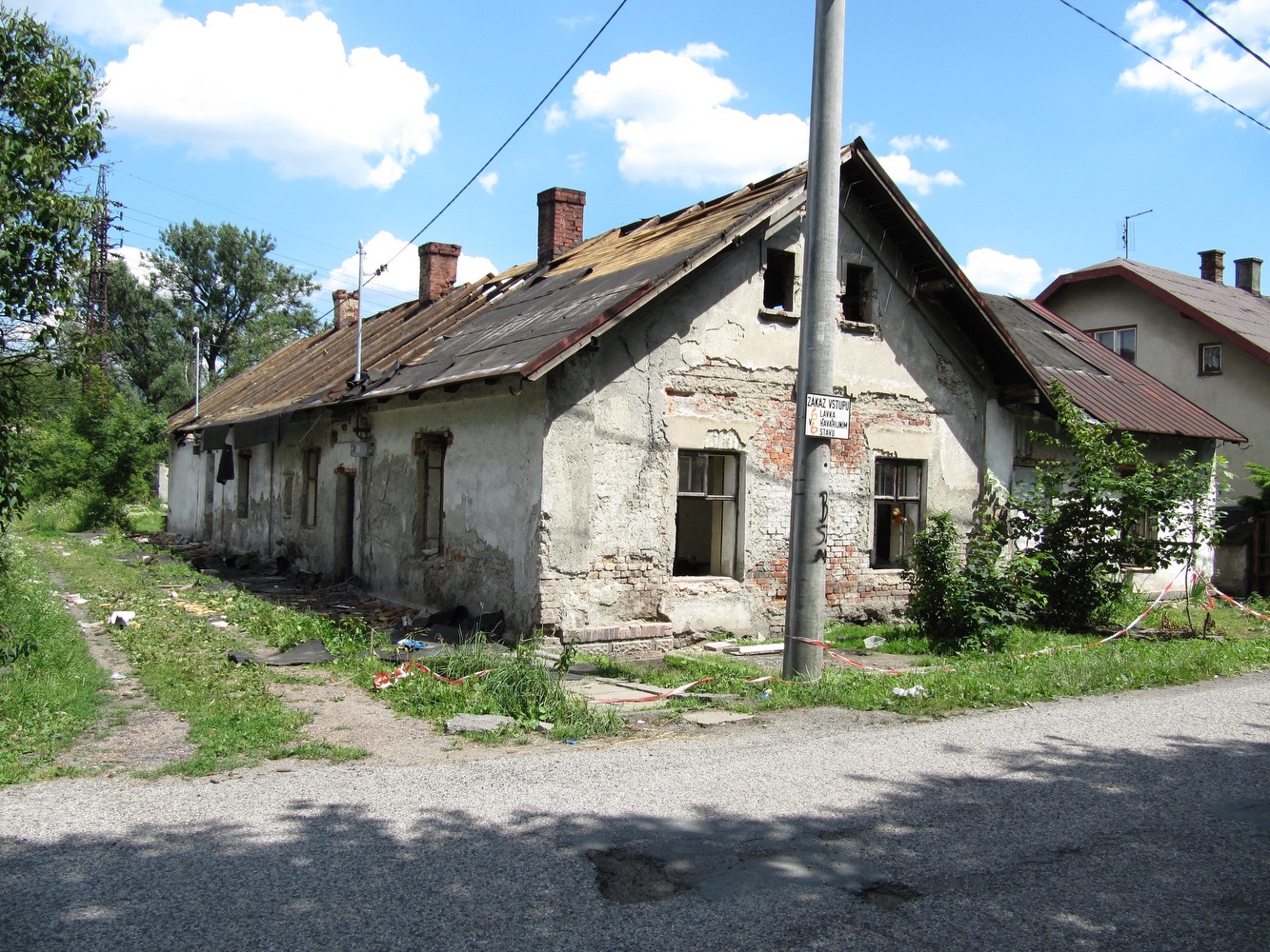 Dům čp. 163 (později Doly, čp. 2082), stav v červenci 2012 (Se svolením autora fotografie p. J. Polakoviče, ze soukromé sbírky)