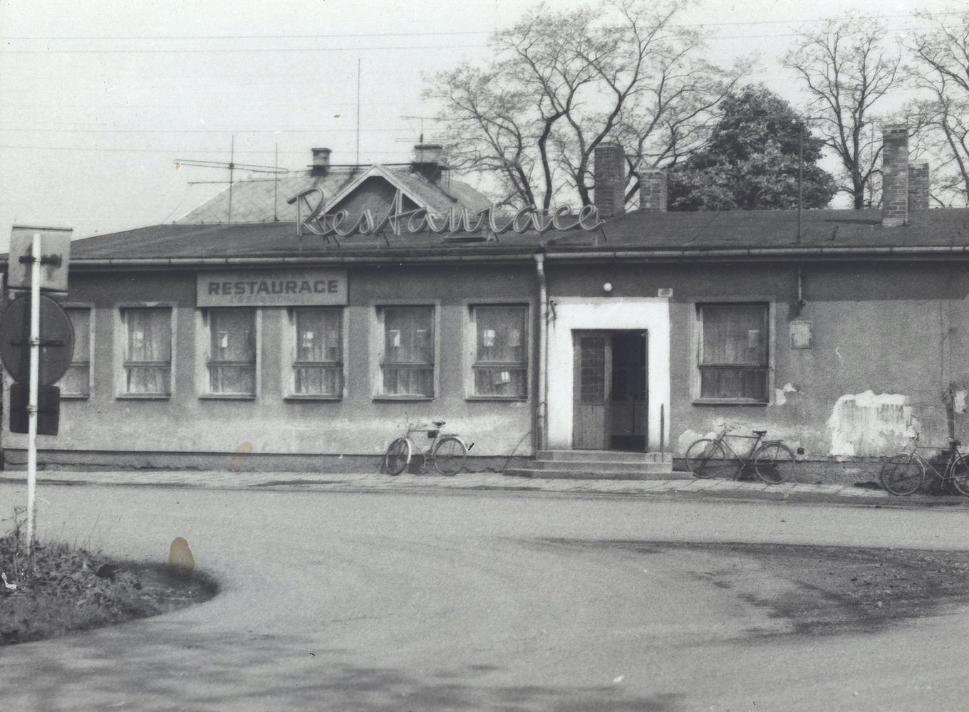 Restaurace Bulač (čp. 2107) postavena mezi lety 1955-1966. Demolice proběhla v roce 2012.