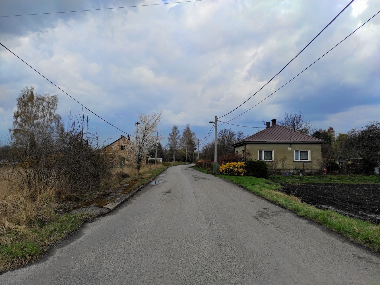 Vlevo dům čp. 2095 (původně čp. 1543), vpravo dům čp. 2110 (původně součást Fryštátu – čp. 219, poté čp. 868) na snímku z roku 2022. (Autor: Jan Polakovič)