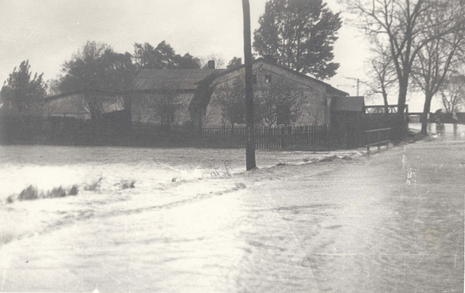 Dům čp. 858 (později Doly, čp. 2101) při záplavách v roce 1940. V zatáčce v pozadí lze rozpoznat příhradový tramvajový mostek a sloup trakčního vedení, provedení SZD. (Identifikace snímku: Petr Bindač)