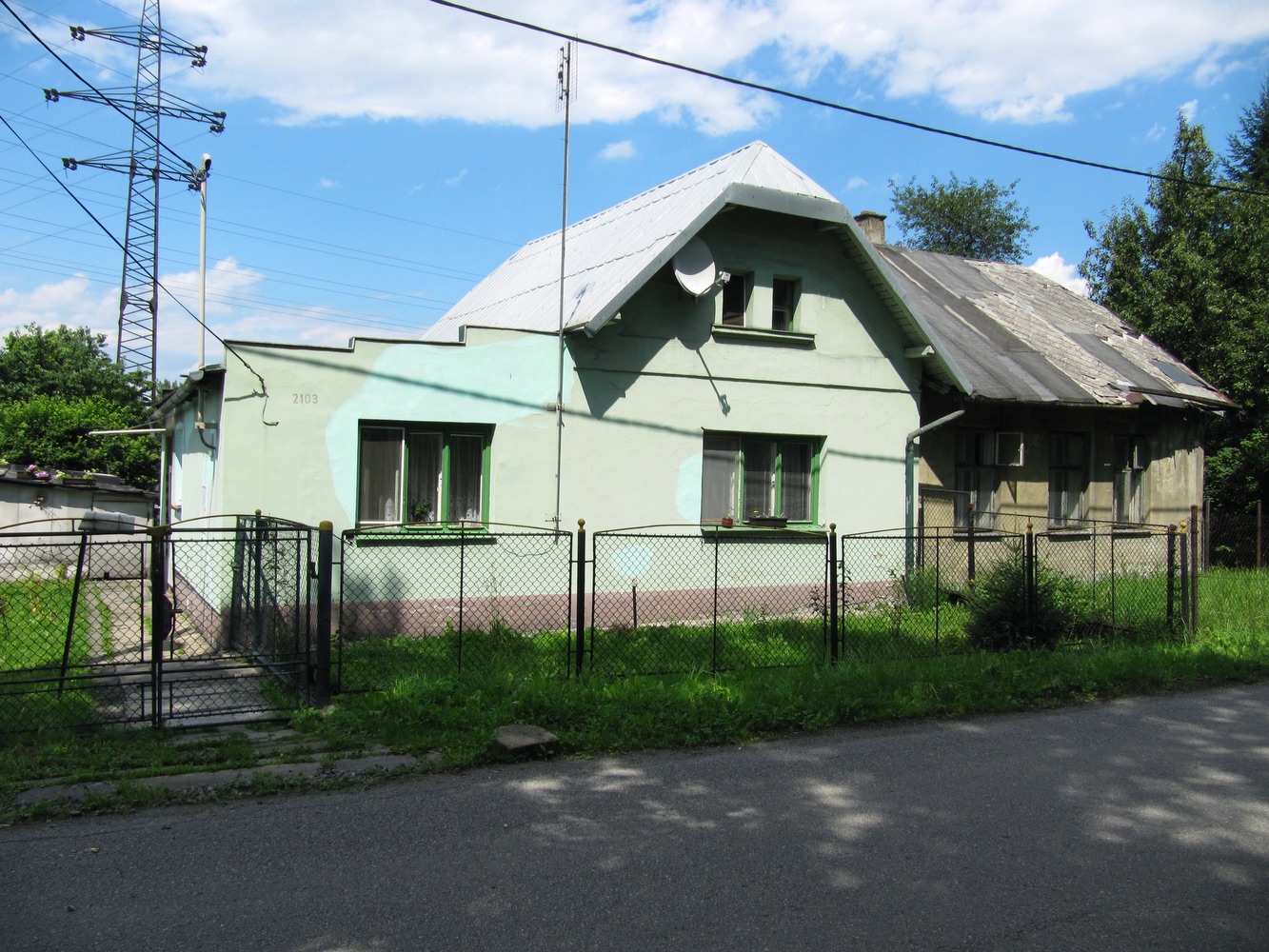 Dům čp. 860 (později Doly, čp. 2102) a čp. 861 (později Doly, čp. 2103), stav v červenci 2012 (Se svolením autora fotografie p. J. Polakoviče, ze soukromé sbírky)