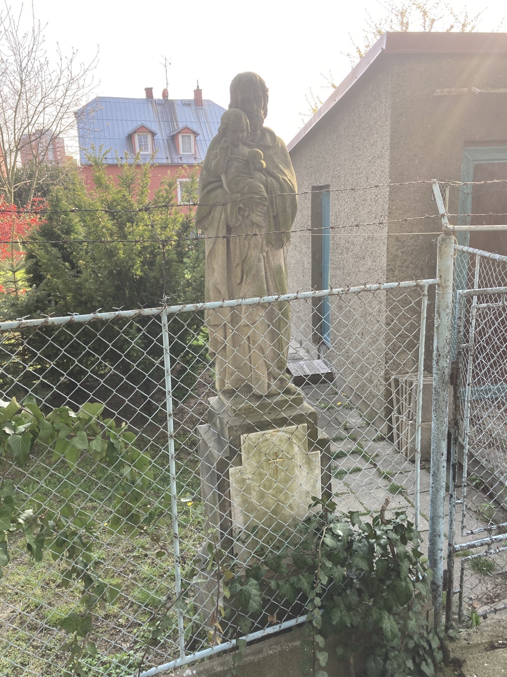 Socha sv. Josefa s Ježíšem (Mizerov, ul. Žižkova, u čp. 1447/3)