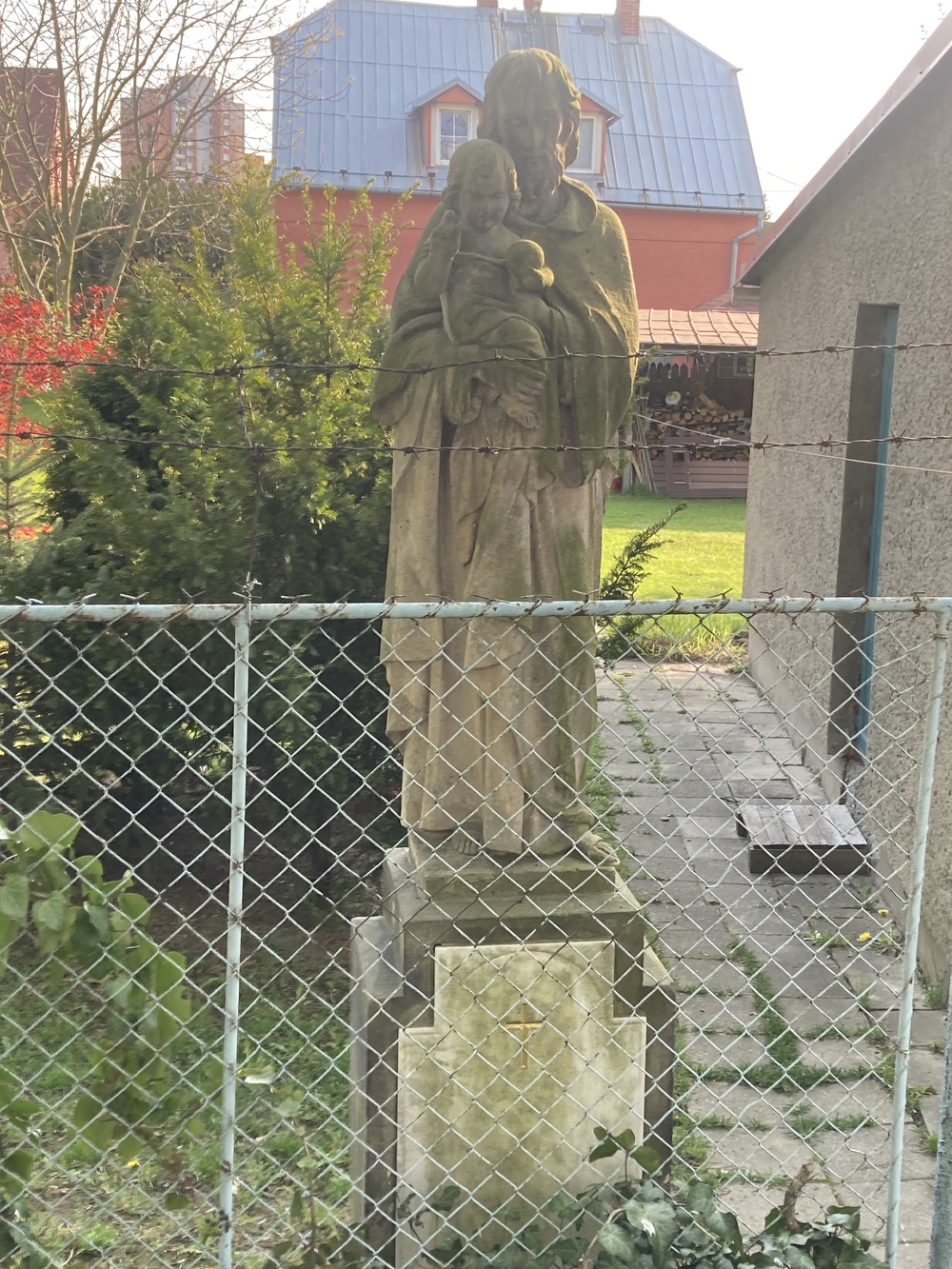 Socha sv. Josefa s Ježíšem (Mizerov, ul. Žižkova, u čp. 1447/3)