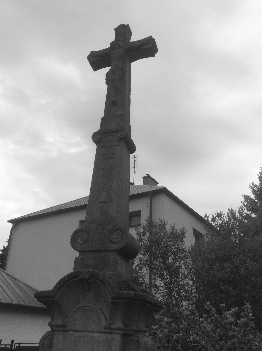 Pískovcový kříž s reliéfem Krista (Fryštát, ul. Svatopluka Čecha, u čp. 1923/49). KULTURNÍ PAMÁTKA