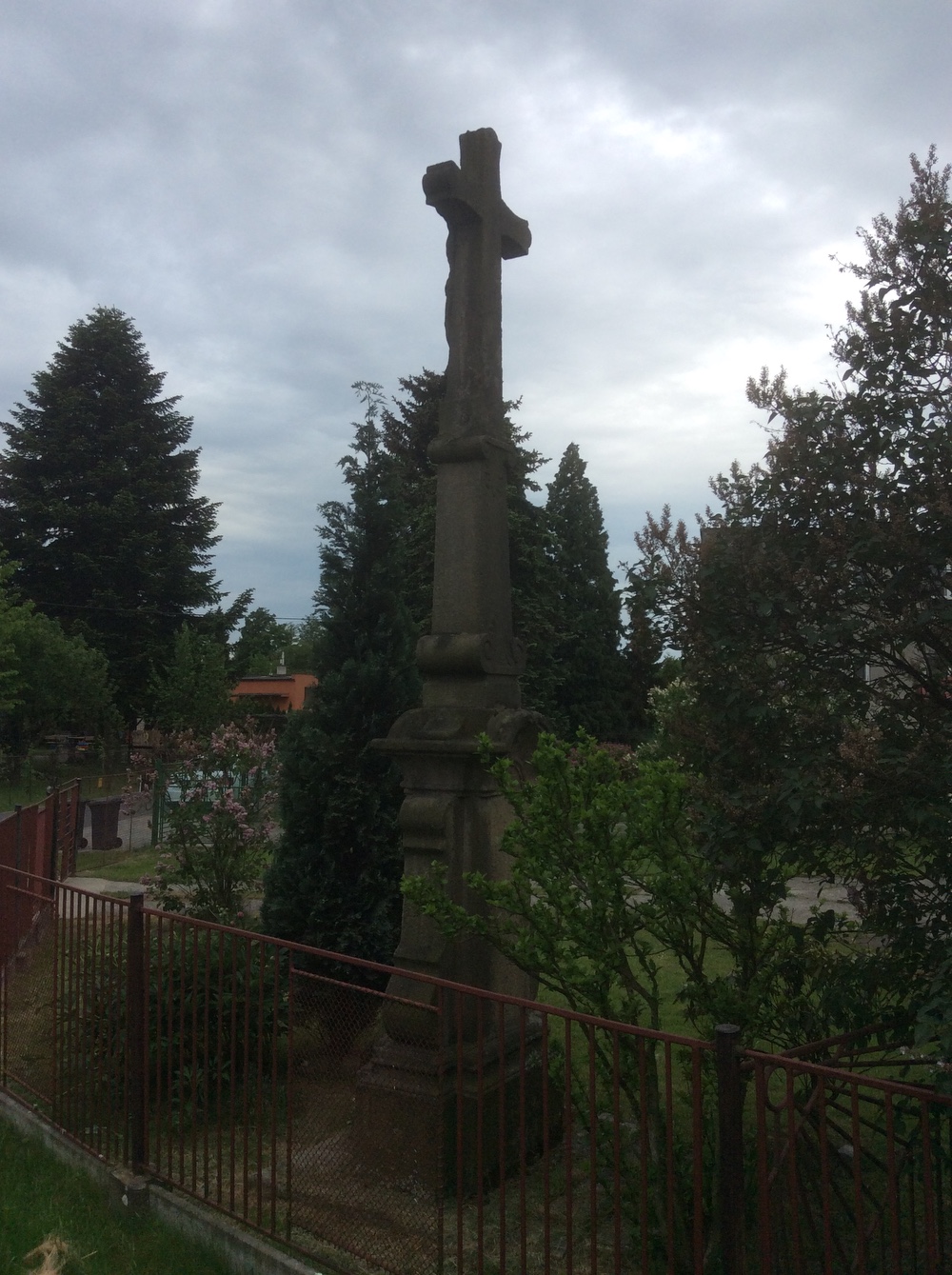 Pískovcový kříž s reliéfem Krista (Fryštát, ul. Svatopluka Čecha, u čp. 1923/49). KULTURNÍ PAMÁTKA