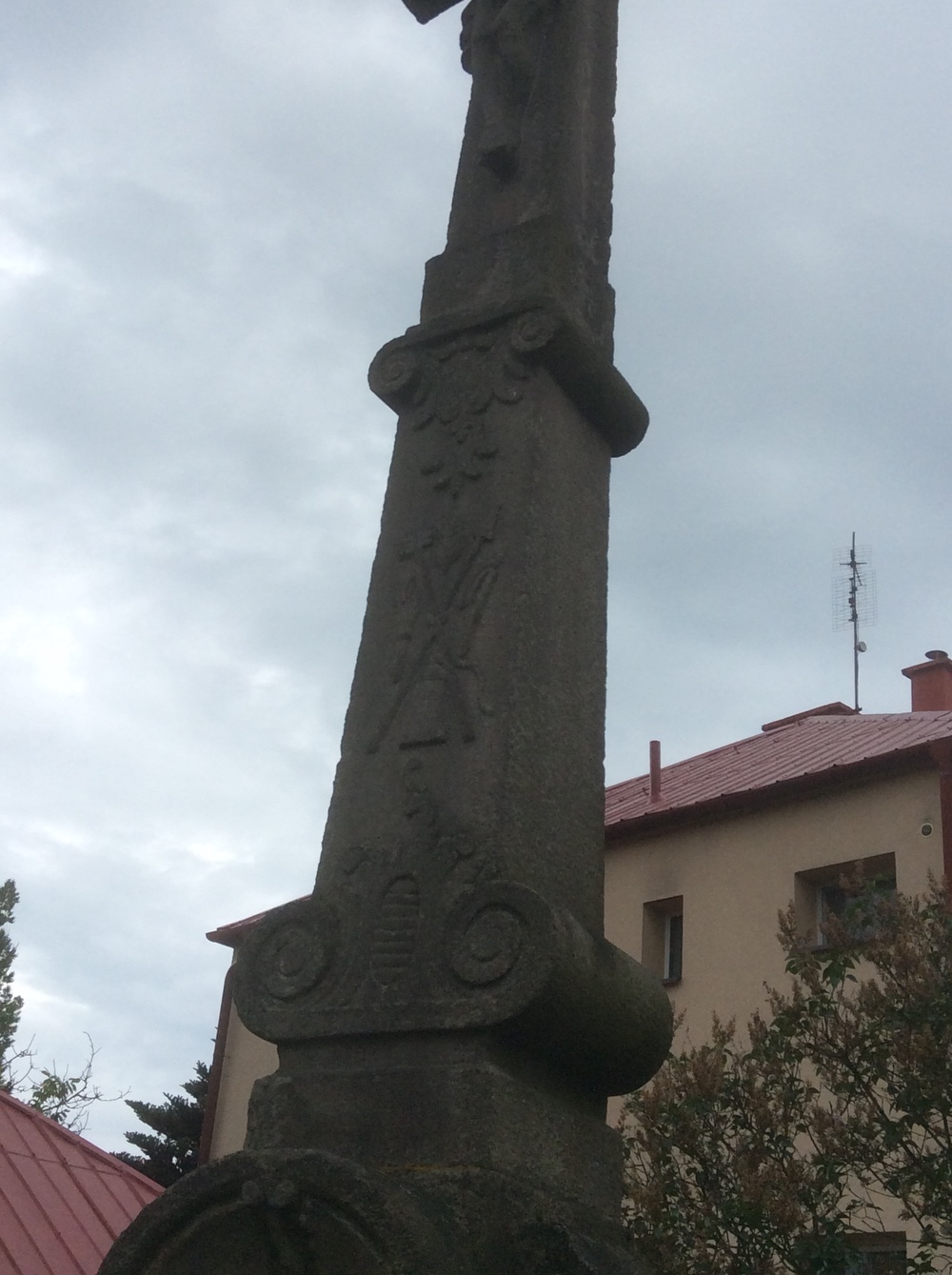 Pískovcový kříž s reliéfem Krista (Fryštát, ul. Svatopluka Čecha, u čp. 1923/49). KULTURNÍ PAMÁTKA