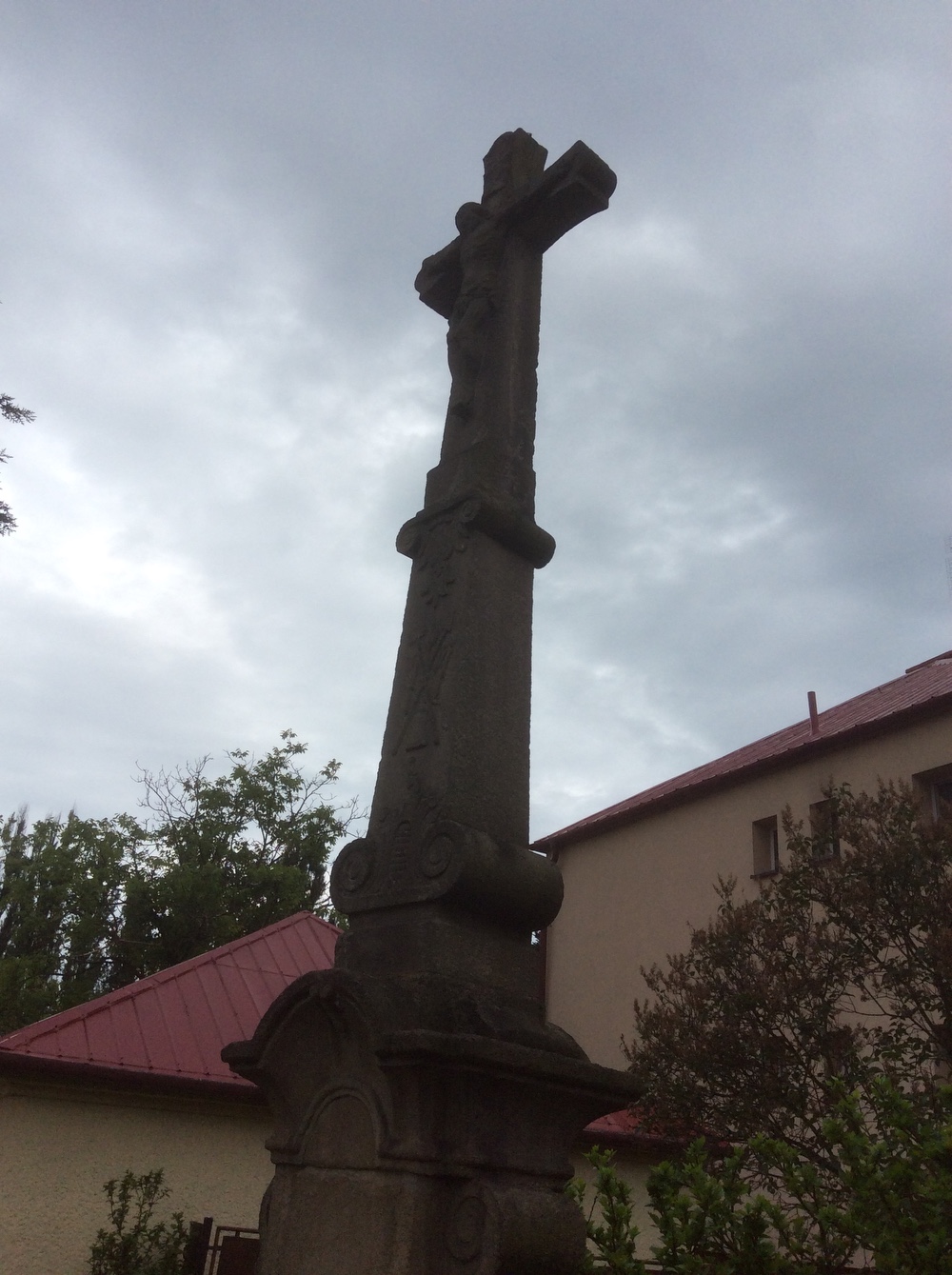 Pískovcový kříž s reliéfem Krista (Fryštát, ul. Svatopluka Čecha, u čp. 1923/49). KULTURNÍ PAMÁTKA