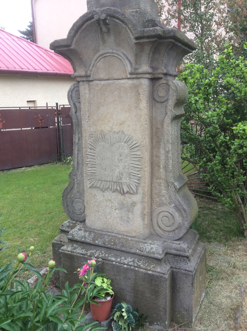 Pískovcový kříž s reliéfem Krista (Fryštát, ul. Svatopluka Čecha, u čp. 1923/49). KULTURNÍ PAMÁTKA
