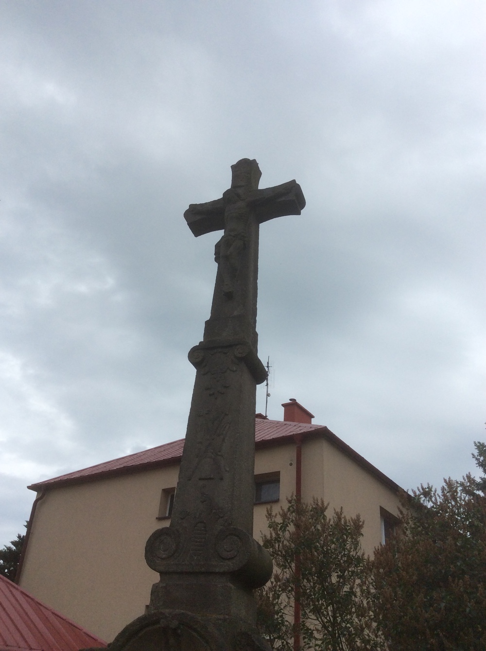 Pískovcový kříž s reliéfem Krista (Fryštát, ul. Svatopluka Čecha, u čp. 1923/49). KULTURNÍ PAMÁTKA