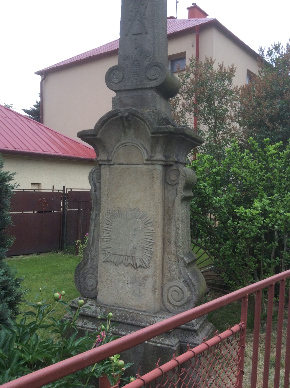 Pískovcový kříž s reliéfem Krista (Fryštát, ul. Svatopluka Čecha, u čp. 1923/49). KULTURNÍ PAMÁTKA