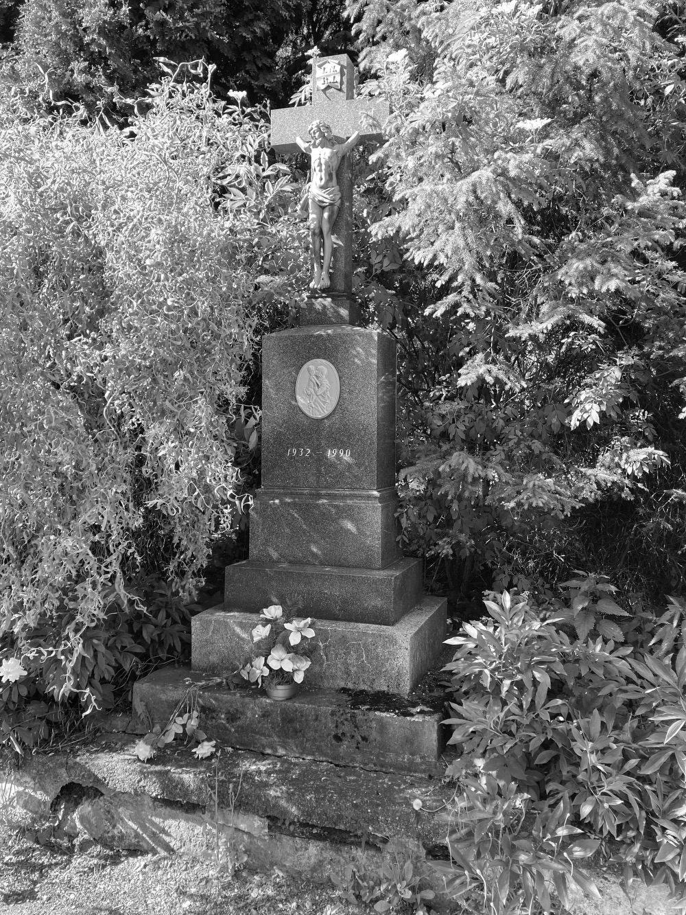 Krucifix s medailonem Panny Marie s Ježíšem (vročení: 1932-1990)