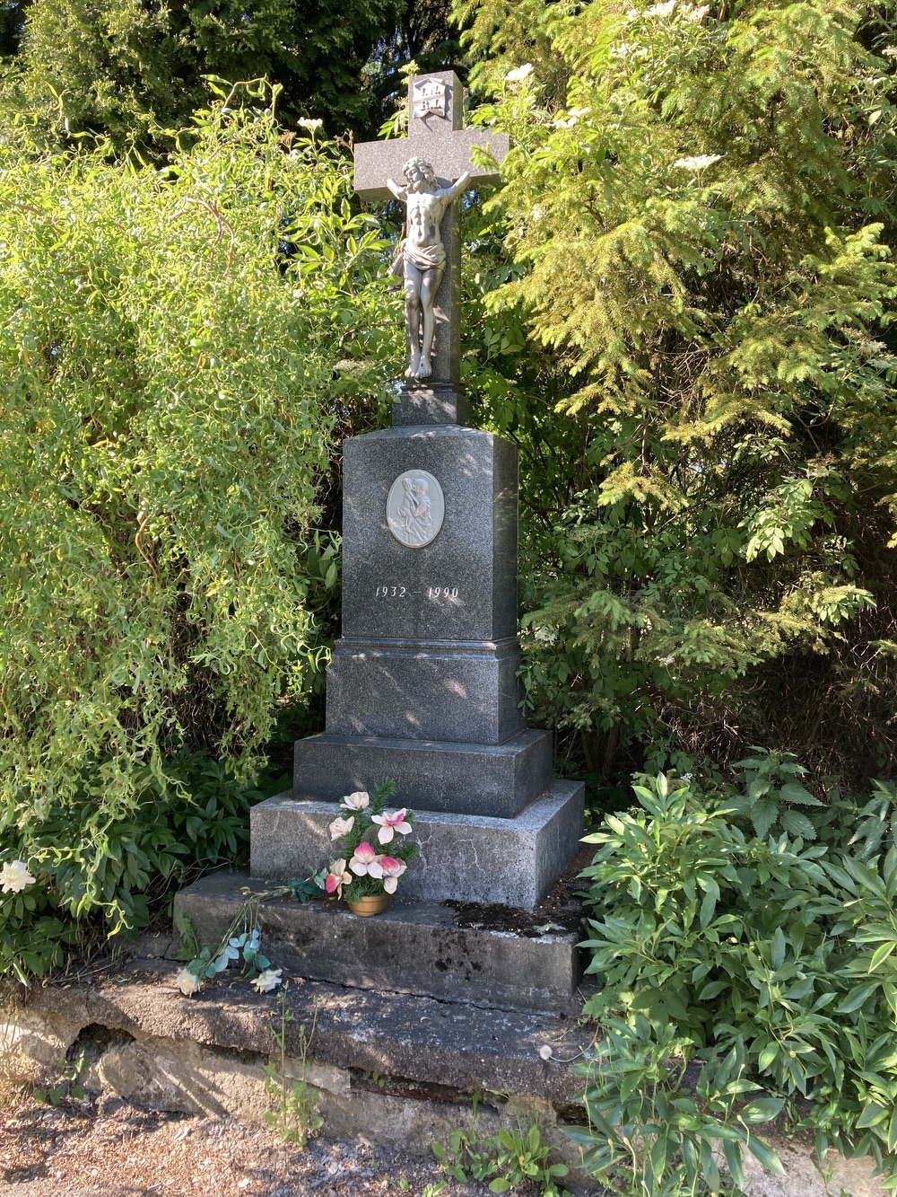 Krucifix s medailonem Panny Marie s Ježíšem (vročení: 1932-1990)