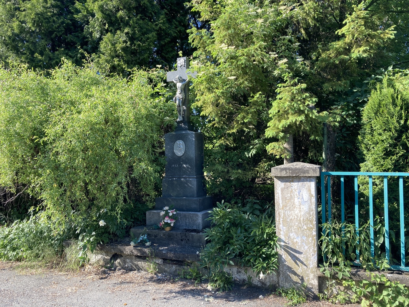 Krucifix s medailonem Panny Marie s Ježíšem (vročení: 1932-1990)