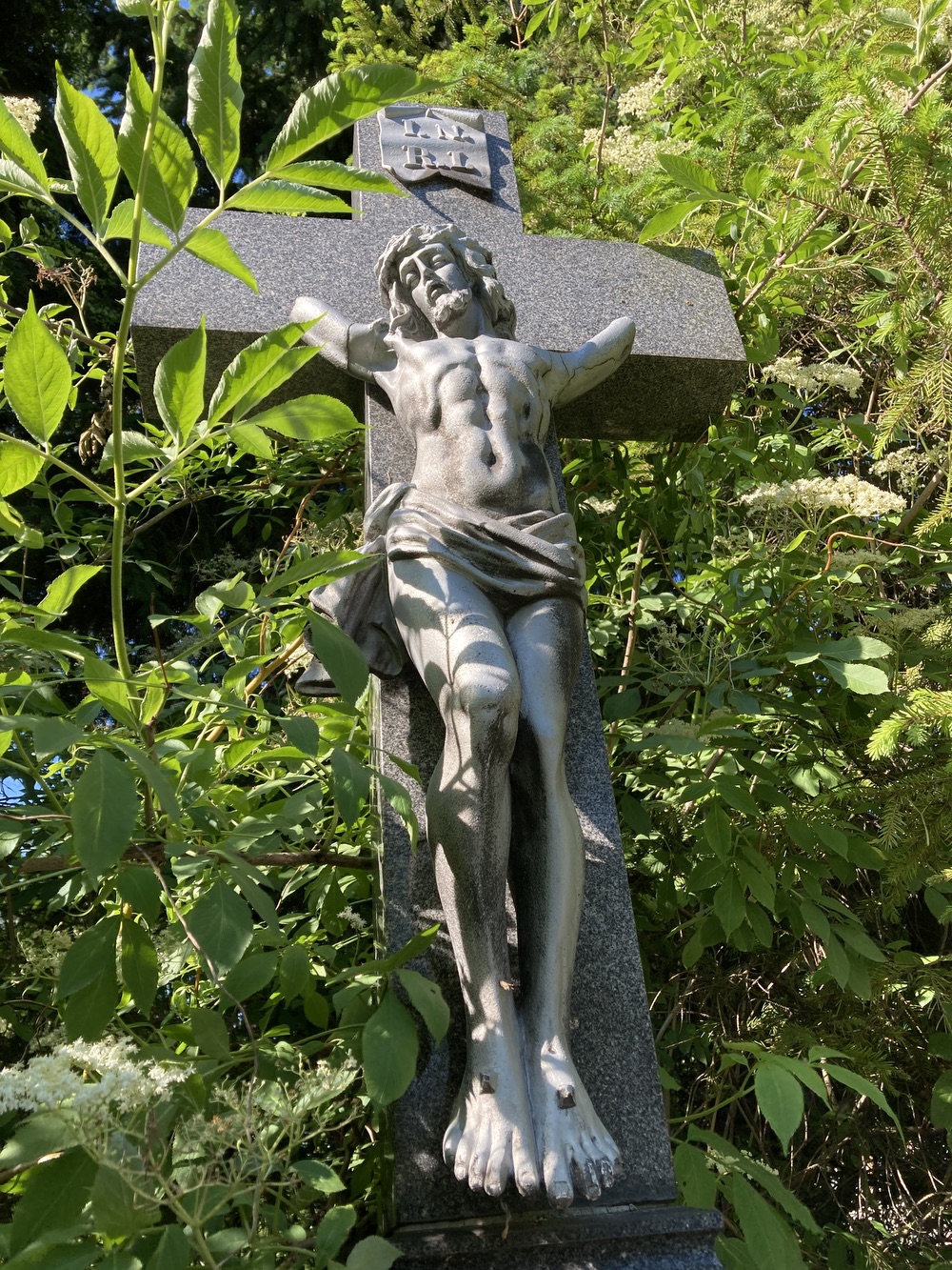 Krucifix s medailonem Panny Marie s Ježíšem (vročení: 1932-1990)