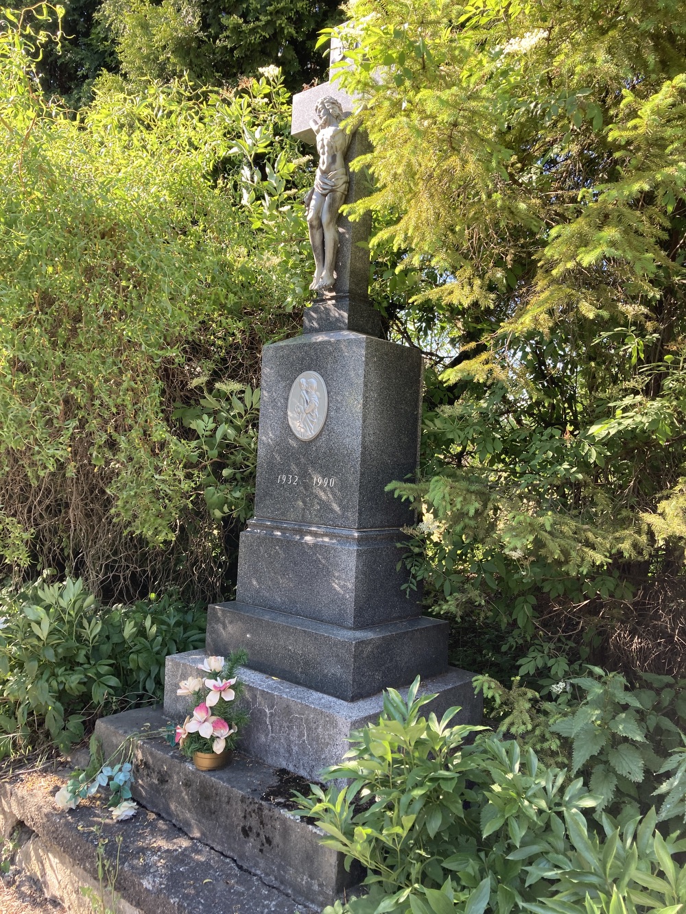 Krucifix s medailonem Panny Marie s Ježíšem (vročení: 1932-1990)