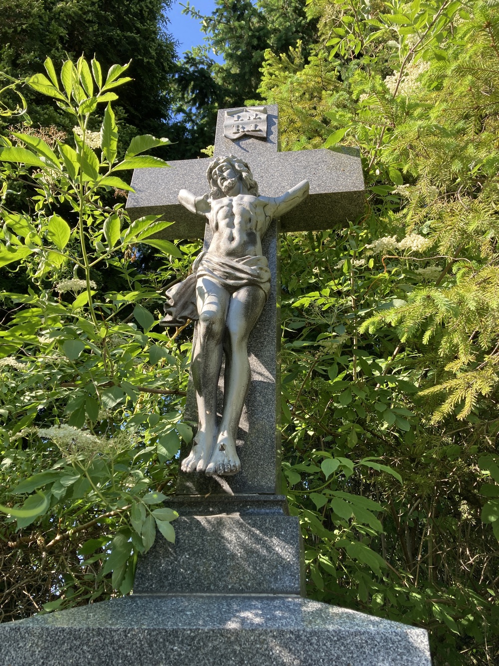 Krucifix s medailonem Panny Marie s Ježíšem (vročení: 1932-1990)