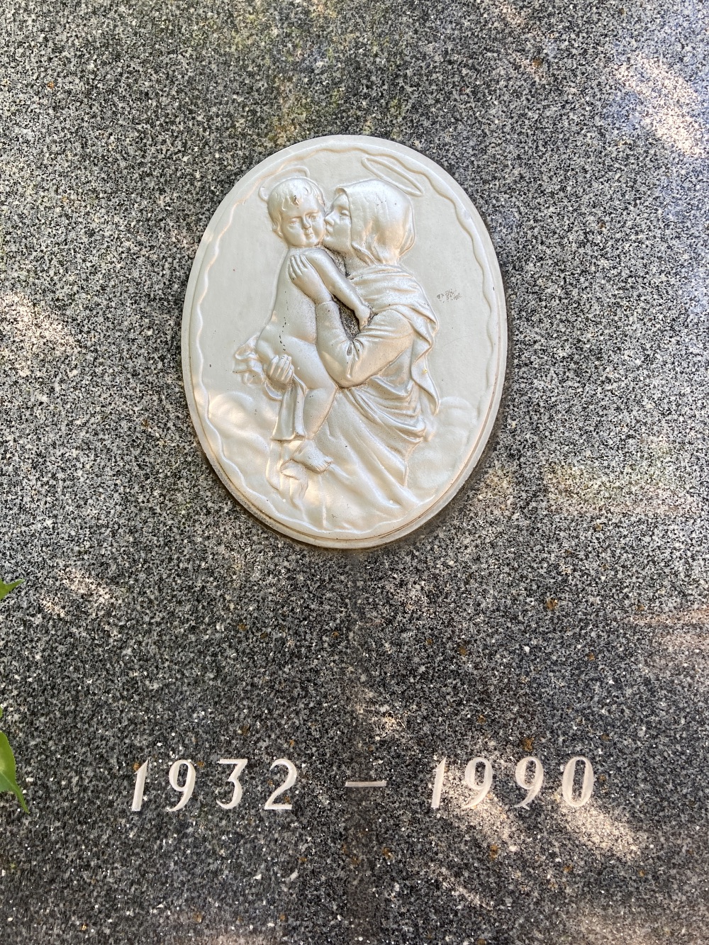 Krucifix s medailonem Panny Marie s Ježíšem (vročení: 1932-1990)