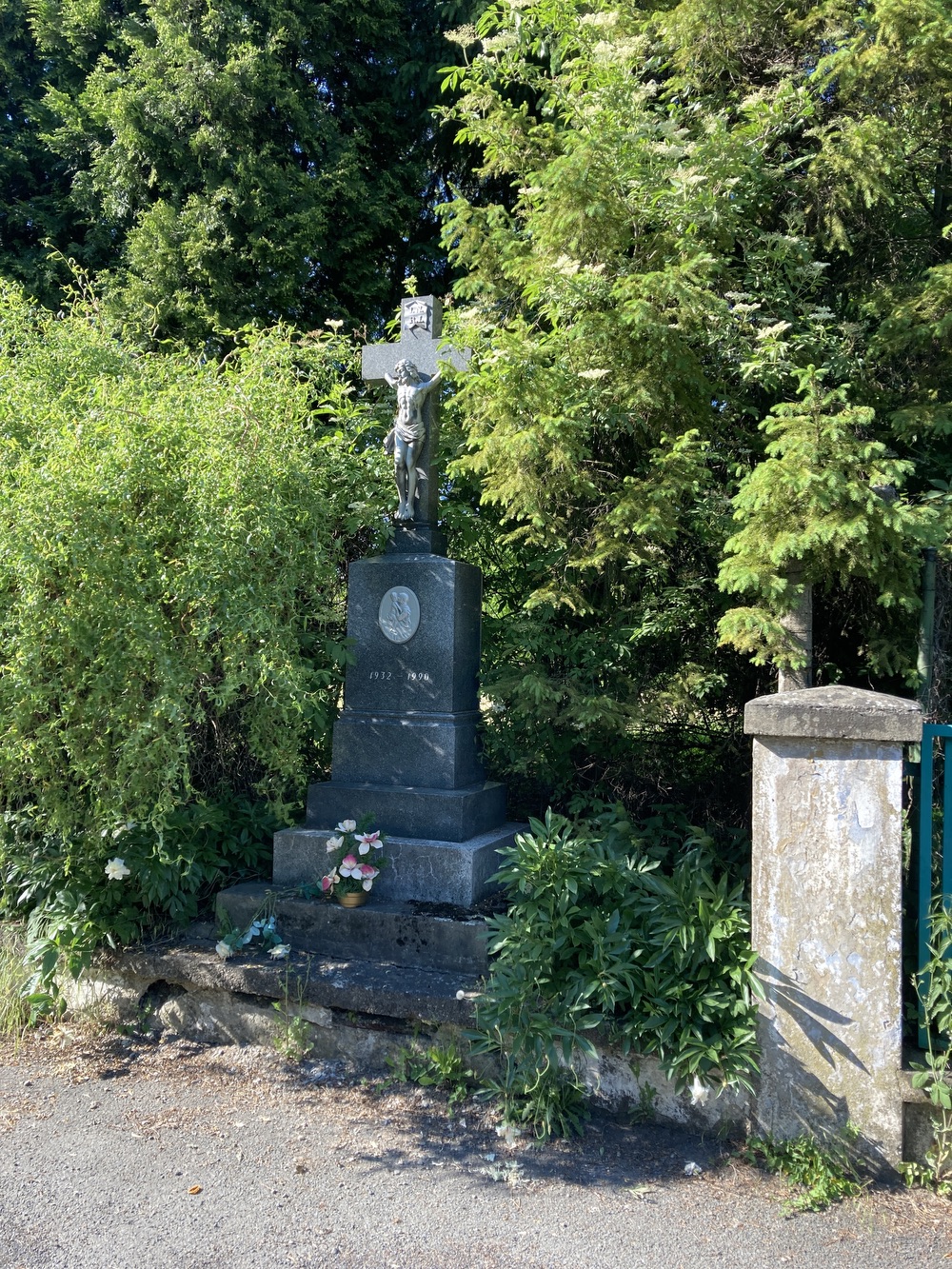 Krucifix s medailonem Panny Marie s Ježíšem (vročení: 1932-1990)