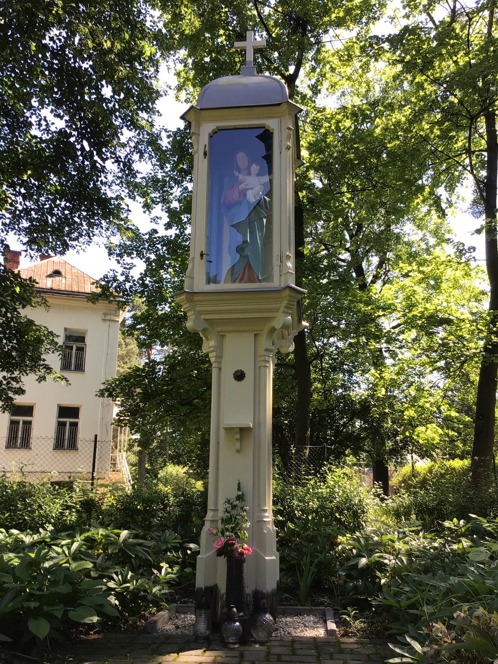 Panna Maria s Jezulátkem v prosklené schráně zdobeného, dřevěného sloupu (Darkov)