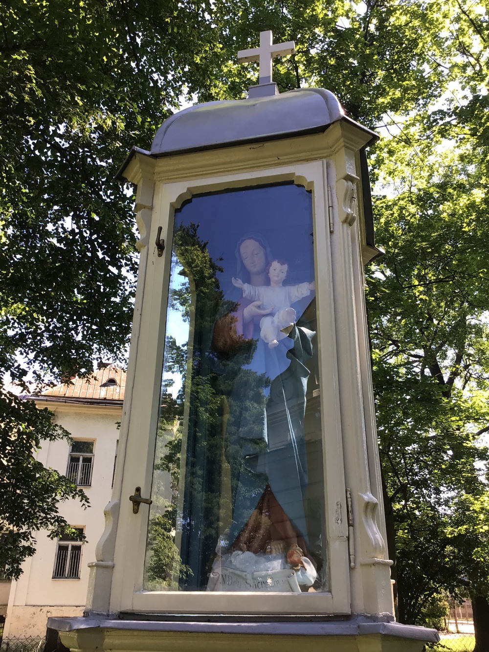 Panna Maria s Jezulátkem v prosklené schráně zdobeného, dřevěného sloupu (Darkov)