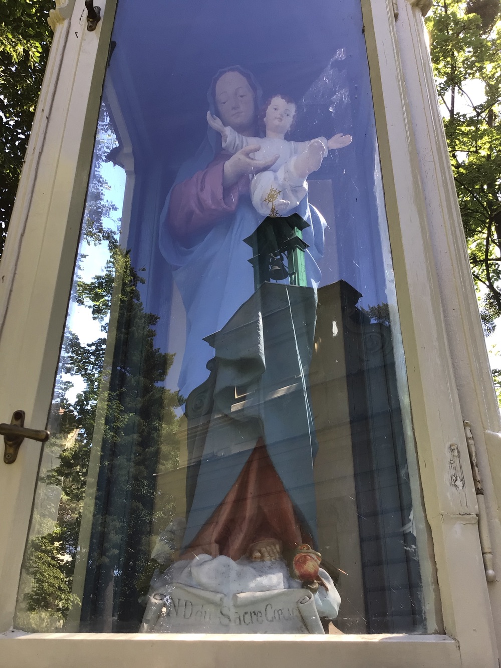 Panna Maria s Jezulátkem v prosklené schráně zdobeného, dřevěného sloupu (Darkov)