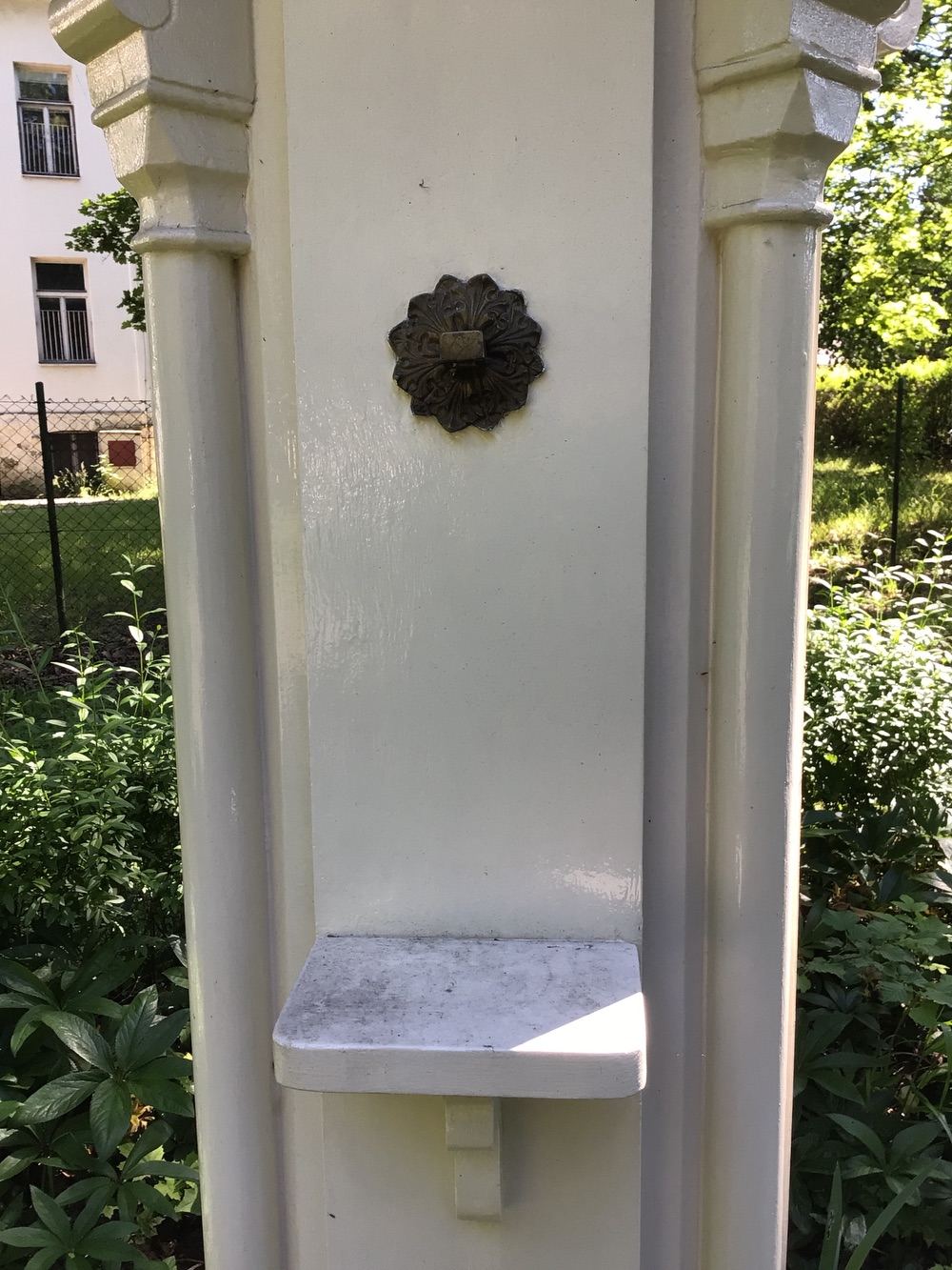 Panna Maria s Jezulátkem v prosklené schráně zdobeného, dřevěného sloupu (Darkov)