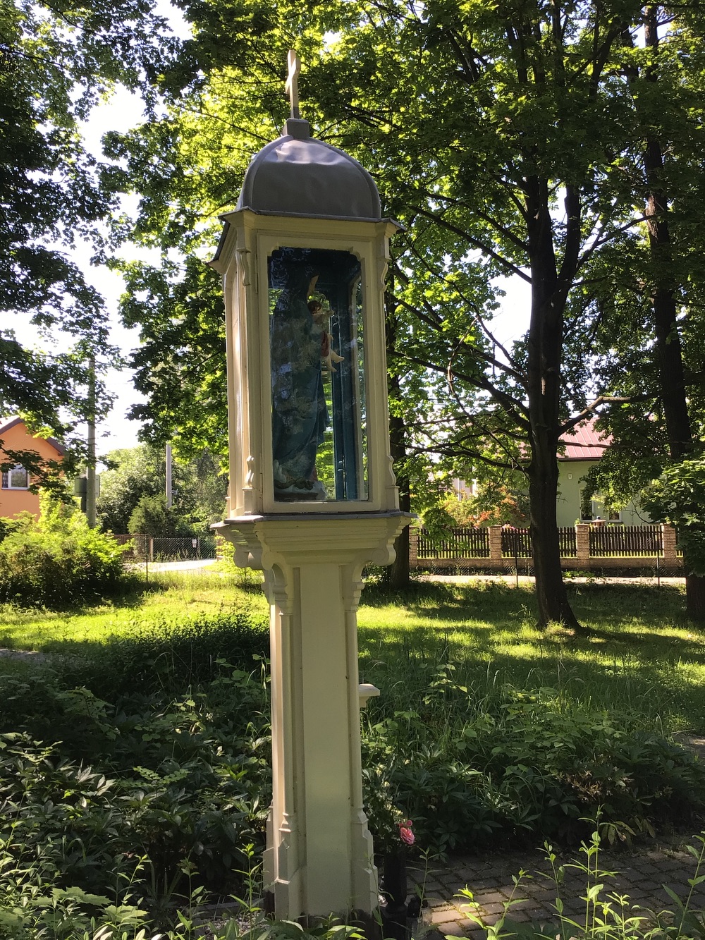 Panna Maria s Jezulátkem v prosklené schráně zdobeného, dřevěného sloupu (Darkov)
