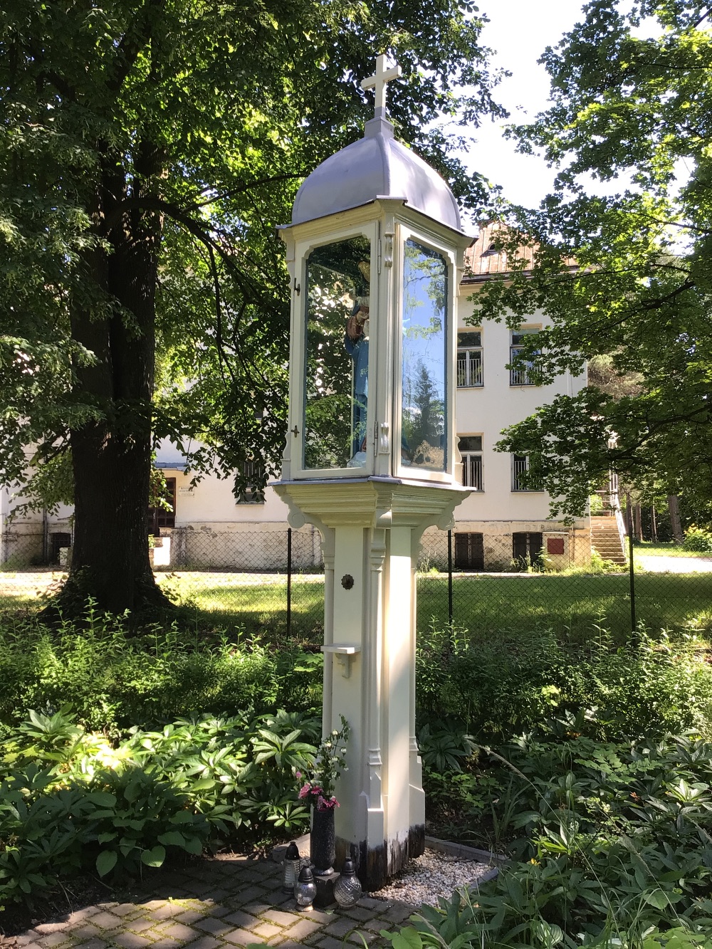 Panna Maria s Jezulátkem v prosklené schráně zdobeného, dřevěného sloupu (Darkov)