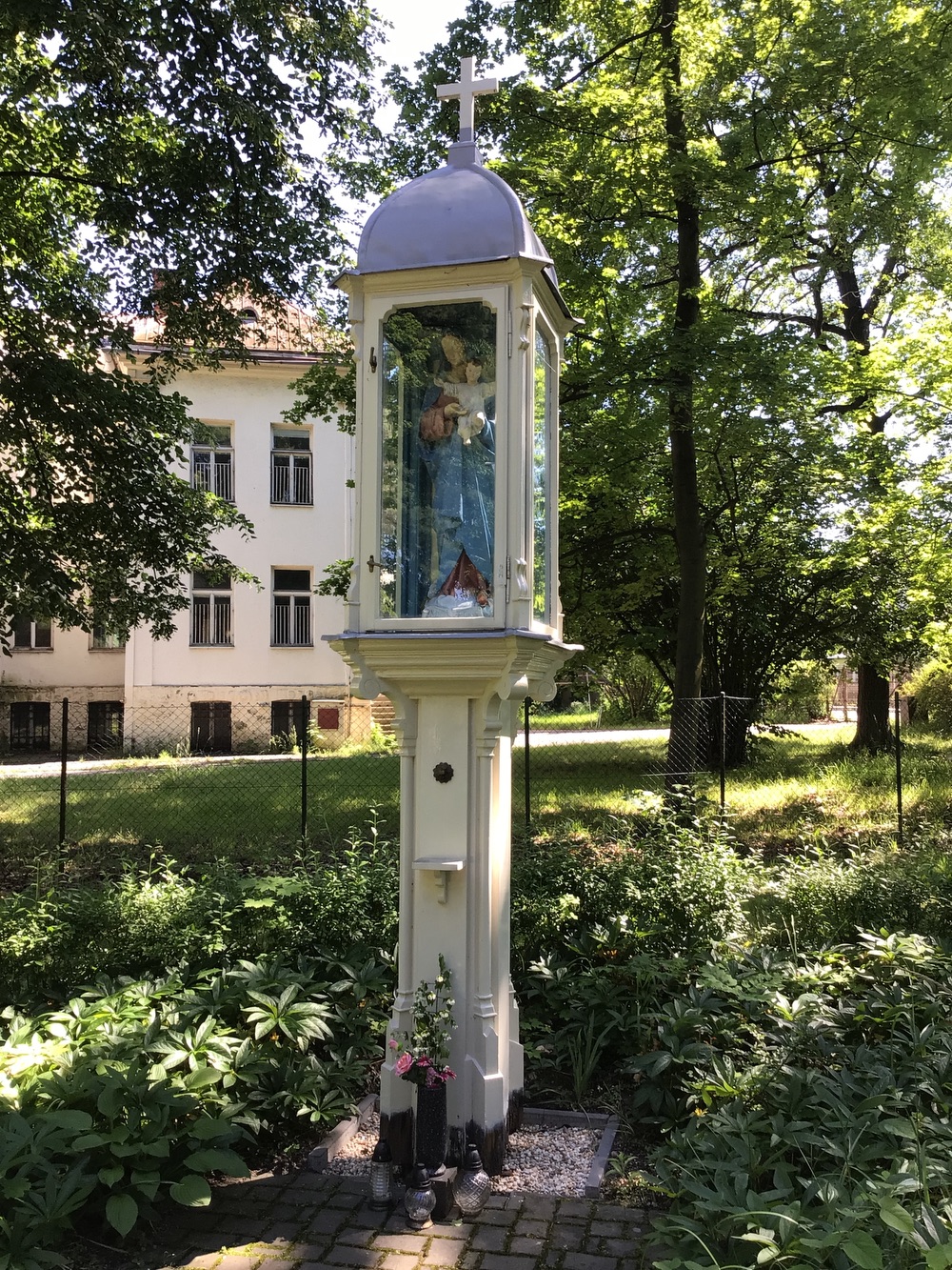 Panna Maria s Jezulátkem v prosklené schráně zdobeného, dřevěného sloupu (Darkov)
