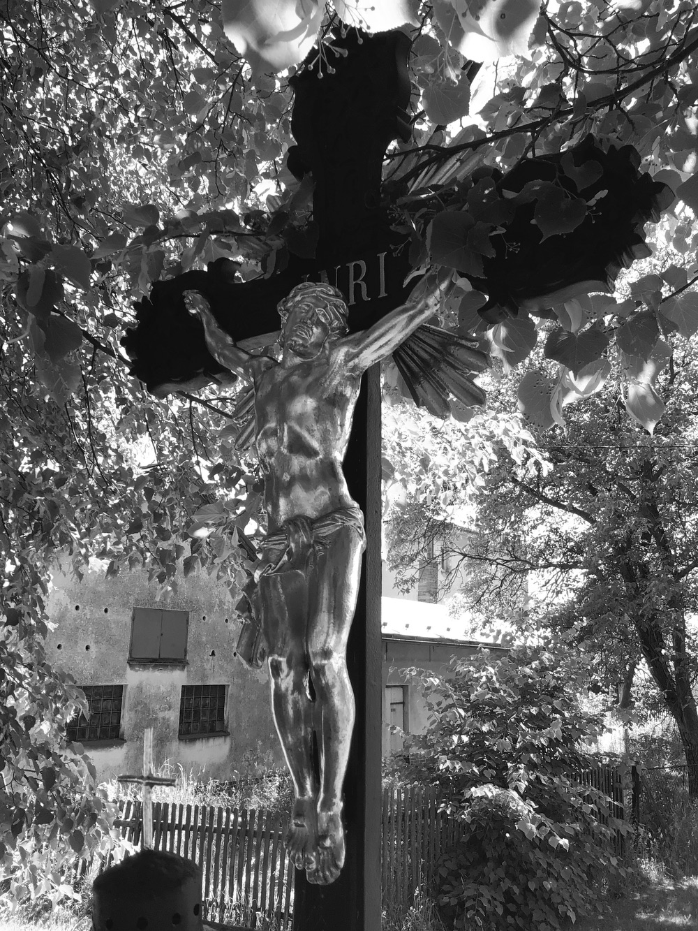 Litinový kříž s korpusem Krista a reliéfem Bolestné Panny Marie, osazený na kamenném soklu, pravděpodobně z 2. poloviny 19. století (Dolní Marklovice). KULTURNÍ PAMÁTKA