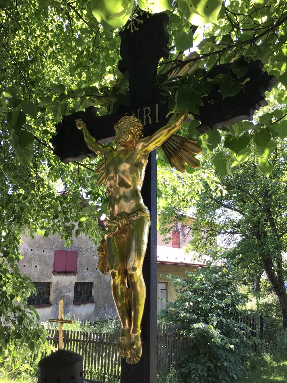 Litinový kříž s korpusem Krista a reliéfem Bolestné Panny Marie, osazený na kamenném soklu, pravděpodobně z 2. poloviny 19. století (Dolní Marklovice). KULTURNÍ PAMÁTKA