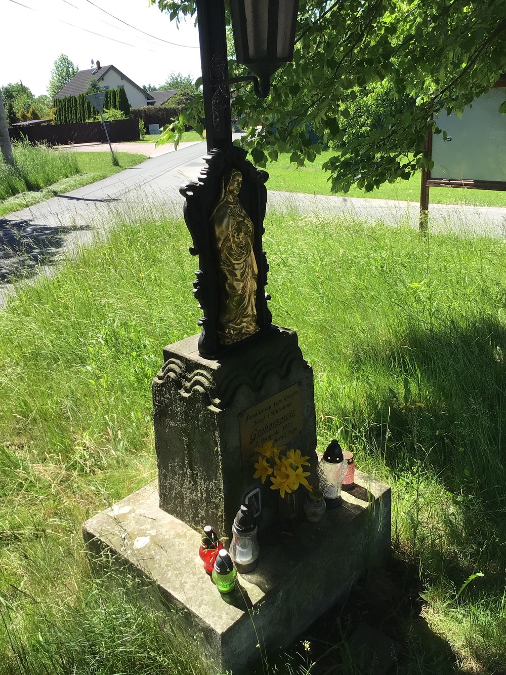 Litinový kříž s korpusem Krista a reliéfem Bolestné Panny Marie, osazený na kamenném soklu, pravděpodobně z 2. poloviny 19. století (Dolní Marklovice). KULTURNÍ PAMÁTKA