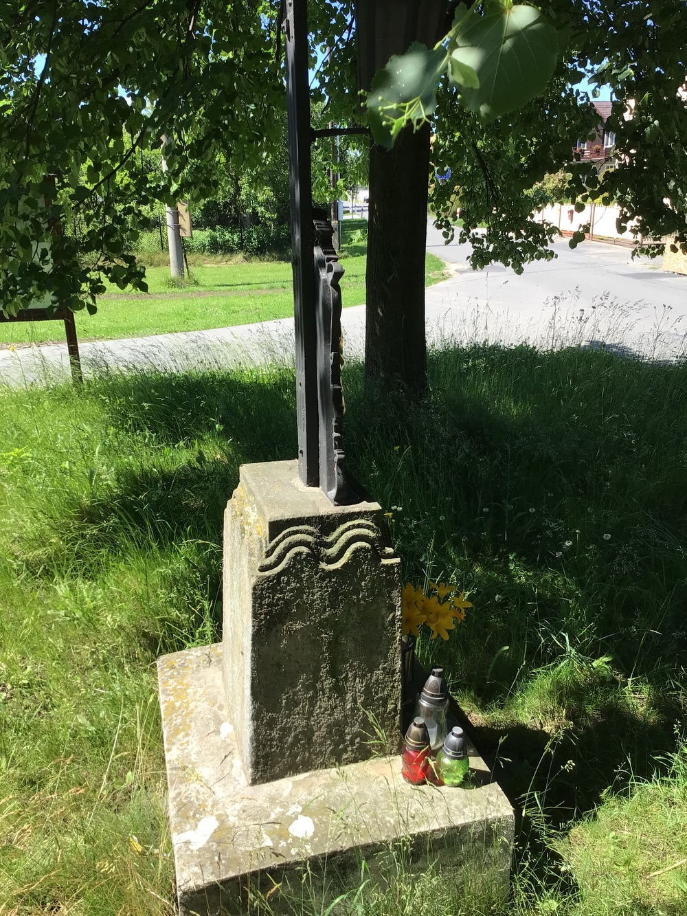 Litinový kříž s korpusem Krista a reliéfem Bolestné Panny Marie, osazený na kamenném soklu, pravděpodobně z 2. poloviny 19. století (Dolní Marklovice). KULTURNÍ PAMÁTKA
