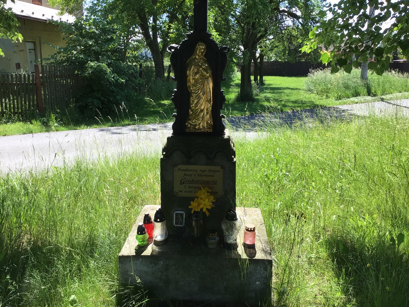 Litinový kříž s korpusem Krista a reliéfem Bolestné Panny Marie, osazený na kamenném soklu, pravděpodobně z 2. poloviny 19. století (Dolní Marklovice). KULTURNÍ PAMÁTKA