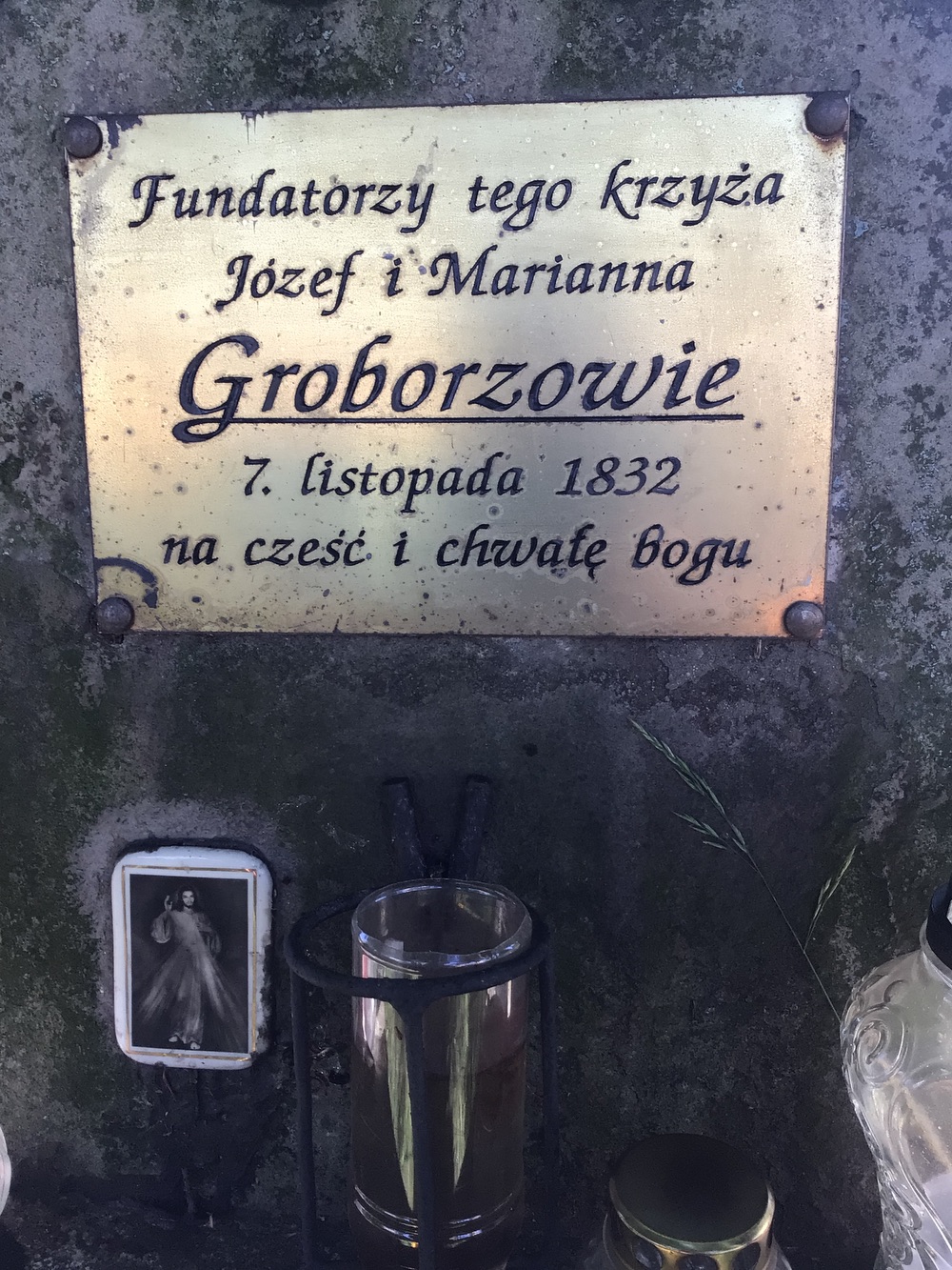 Litinový kříž s korpusem Krista a reliéfem Bolestné Panny Marie, osazený na kamenném soklu, pravděpodobně z 2. poloviny 19. století (Dolní Marklovice). KULTURNÍ PAMÁTKA