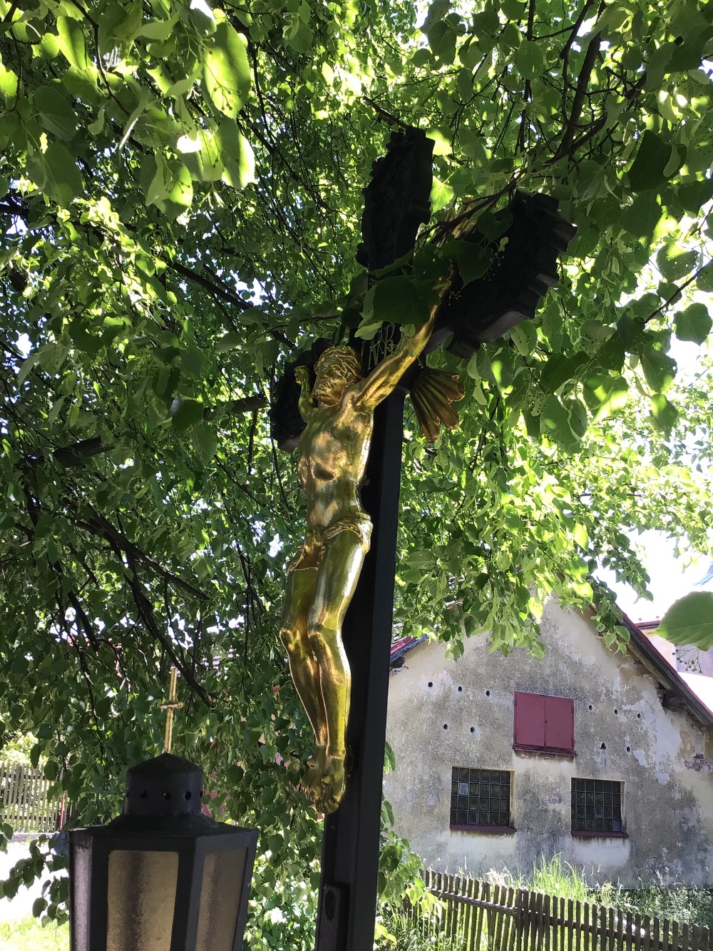 Litinový kříž s korpusem Krista a reliéfem Bolestné Panny Marie, osazený na kamenném soklu, pravděpodobně z 2. poloviny 19. století (Dolní Marklovice). KULTURNÍ PAMÁTKA