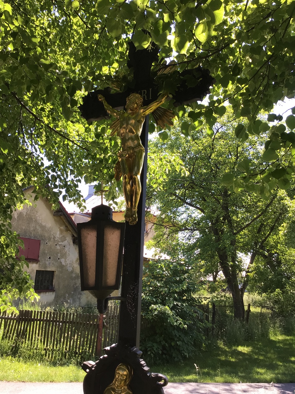 Litinový kříž s korpusem Krista a reliéfem Bolestné Panny Marie, osazený na kamenném soklu, pravděpodobně z 2. poloviny 19. století (Dolní Marklovice). KULTURNÍ PAMÁTKA