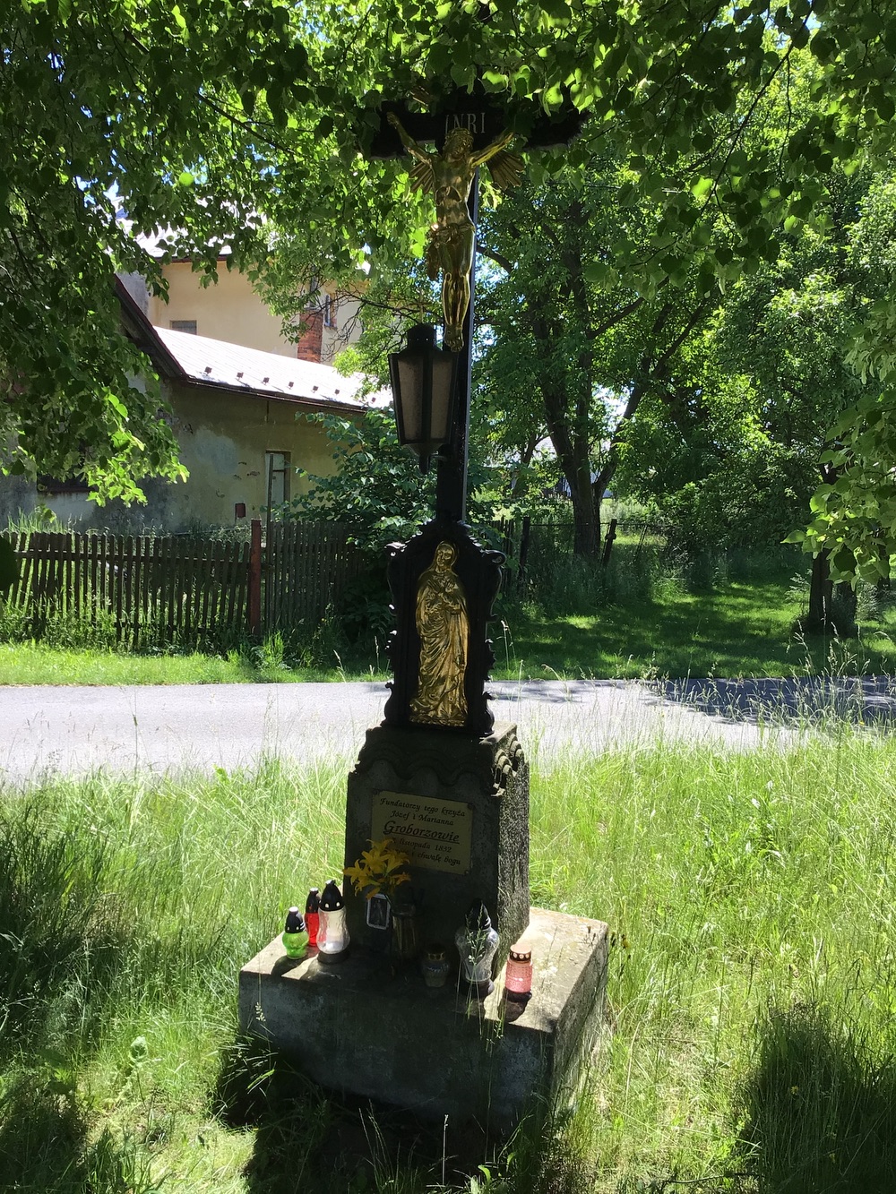 Litinový kříž s korpusem Krista a reliéfem Bolestné Panny Marie, osazený na kamenném soklu, pravděpodobně z 2. poloviny 19. století (Dolní Marklovice). KULTURNÍ PAMÁTKA