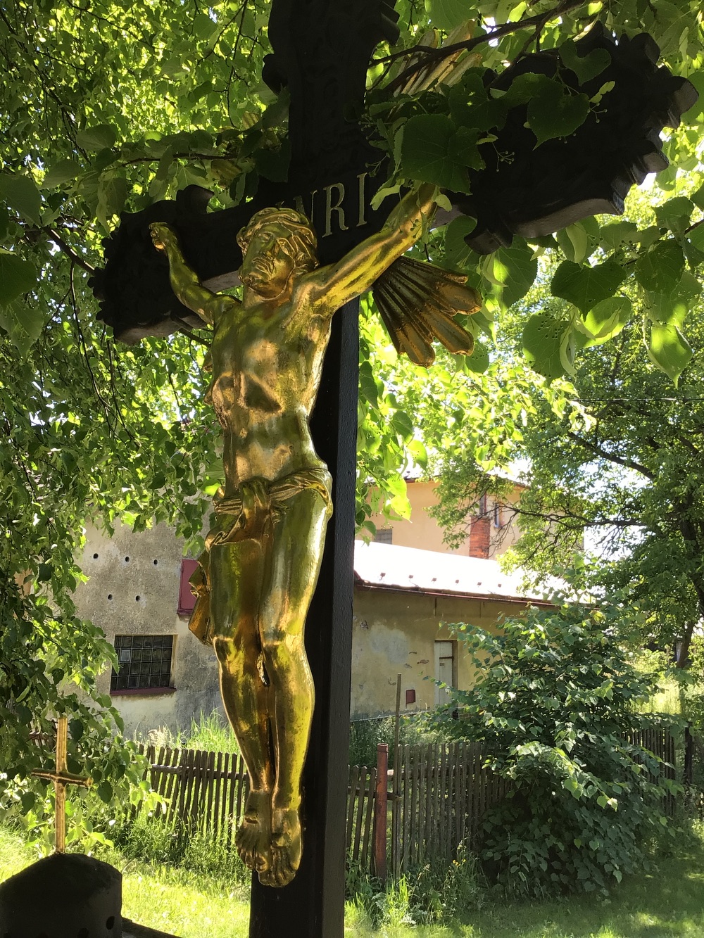 Litinový kříž s korpusem Krista a reliéfem Bolestné Panny Marie, osazený na kamenném soklu, pravděpodobně z 2. poloviny 19. století (Dolní Marklovice). KULTURNÍ PAMÁTKA