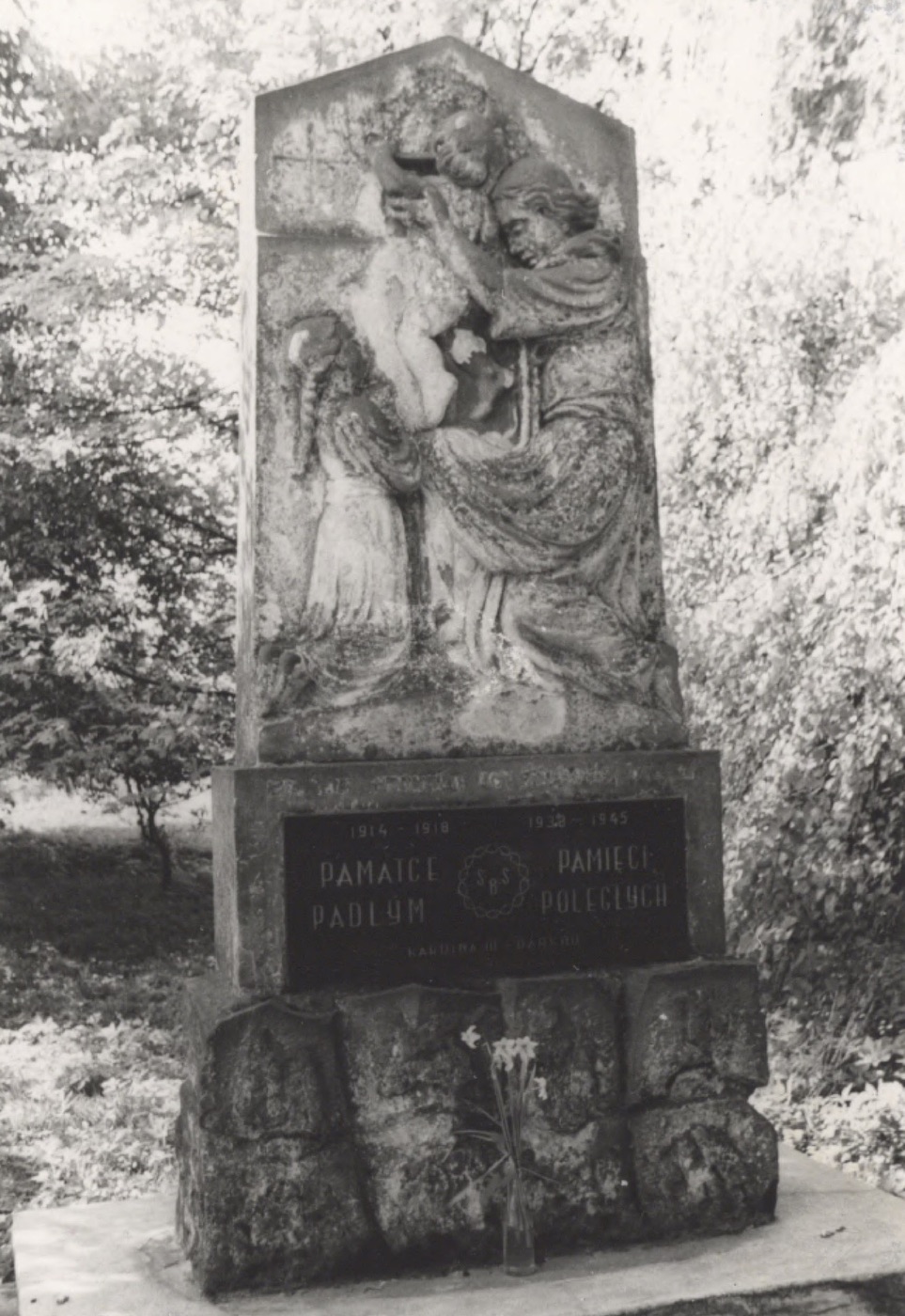 Pomník padlým občanům Darkova v 1. a 2. světové válce. (Fotografie z publikace Katalog památek města Karviné, 2. díl)