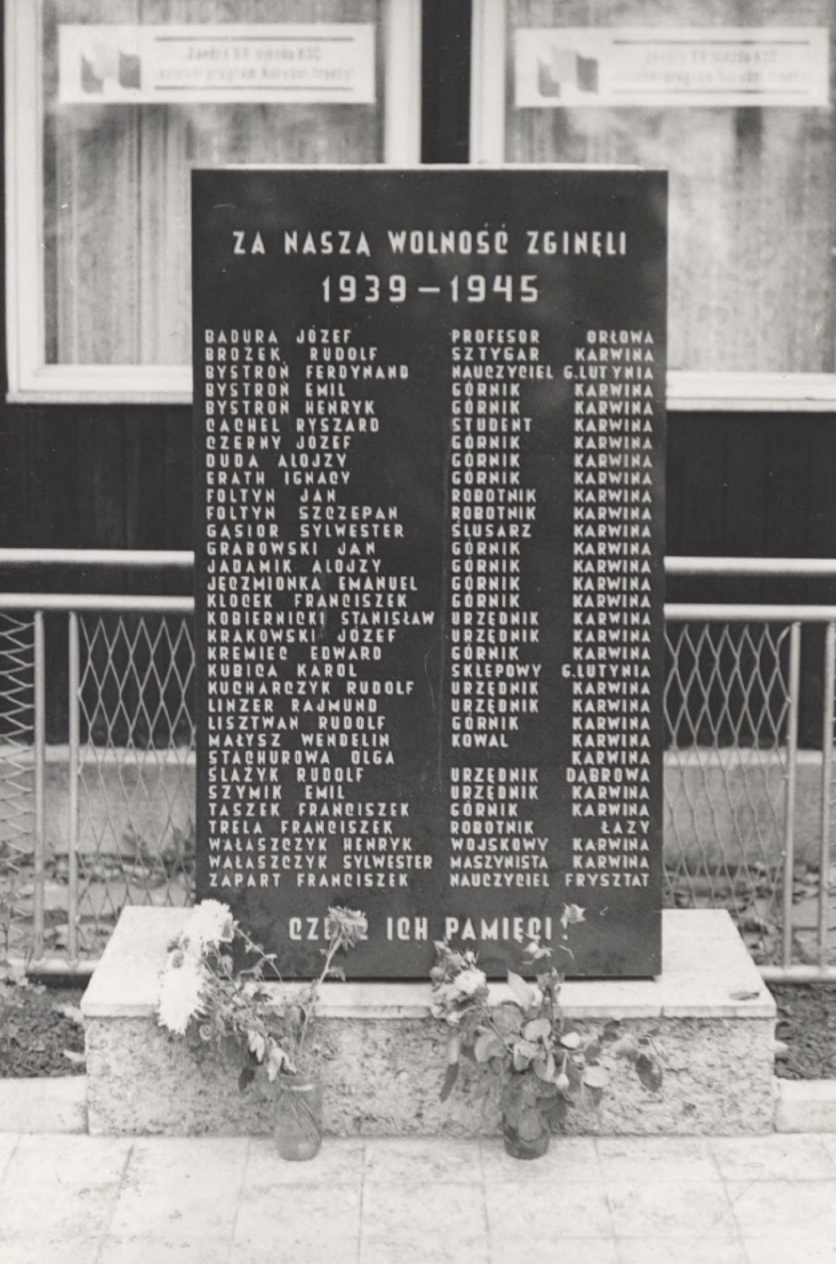 Pomník občanům padlým v 2. světové válce v Karviné - Ráji. (Fotografie z publikace Katalog památek města Karviné, 2. díl)